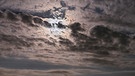 Die Wolken beginnen langsam den Mond über Erlangen zu verhüllen. | Bild: Uwe Wollenschlaeger, Erlangen, 24.05.2024