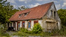 Ein verlassenes und halb verfallenes Kleinbauernhaus zwischen Lindach und Gaibach in Unterfranken. Irgendwie traurig und auch wieder schön. | Bild: Rudolf Kunz, Schweinfurt, 03.06.2024