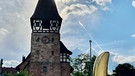 Die Martin Luther Kirche in Schwarzenbruck mit der goldenen Banane davor. | Bild: Kerstin Mahr, Wassermungenau, 04.06.2024