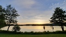 Durchatmen, erholen, auftanken, genießen - bei einem gemütlichen Abendspaziergang mit Sonnenuntergang am Weißenstädter See. | Bild: Thomas Kern, Weißenstadt, 20.06.2024