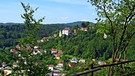 Blick von einem Aussichtsfelsen hoch über dem Trubachtal auf Egloffstein mit seinem Schloss. | Bild: Karl Schwarz, Schwabach, 27.06.2024