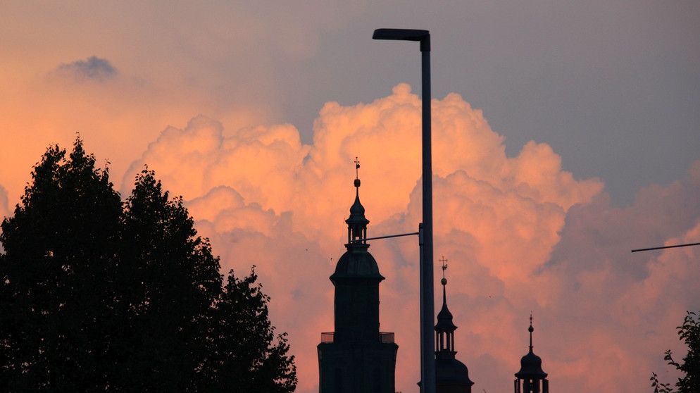 Blick von der Oberntiefer Straße in Bad Windsheim Richtung Stadtmitte, das tolle farbige Wolkenbild gab's gratis dazu. | Bild: Frank Wiemer, Bad Windsheim, 30.06.2024