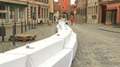Friedensdinner in Dinkelsbühl. Eine lange weiße Tafel und die Gäste bringen ihre Verpflegung selbst mit. | Bild: Prechter Heidi, Weiltingen , 30.06.2024