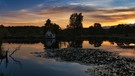 Der Sonnenuntergang spiegelt sich herrlich in den mit Seerosen zugewachsenen Karpfenweiher in Röttenbach | Bild: Björn Hutzler, Möhrendorf, 02.07.2024