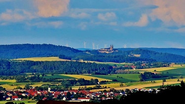 Blick über den Itzgrund nach Schloss Banz, vorne Kaltenbrunn, Itzgrundgemeinde, kurz vor dem Sonnenuntergang bei sehr schöner Fernsicht.  | Bild: BR