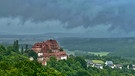 Die Burg Wernfels unter Regenwolken. | Bild: Kerstin Mahr, Wassermungenau, 08.07.2024
