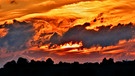 In der Früh gelang mir ein besonderes Foto beim Sonnenaufgang: Die Sonne in den Wolken versteckt, der Himmel in gelb-rot verfärbt. Wirklich schön es anzuschauen, ein Naturerlebnis! | Bild: Ottmar Mueller, Obermerzbach, 08.07.2024