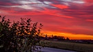 Immer wieder faszinierend, wenn der Himmel noch vor dem Sonnenaufgang in diesen feurigen Farben erglüht. Bei Kairlindach aufgenommen. | Bild: Heinrich Schmidt, Weisendorf, 17.07.2024