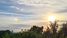Seltenes Phänomen: eine Haloerscheinung neben der Sonne! Morgens am Himmel bei Pottenstein entdeckt und festgehalten. | Bild: Sylke Bager, Pottenstein, 26.07.2024