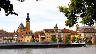 Sonntag zur Mittagszeit in Kitzingen am Main. Man könnte meinen, die MS Friedrich Rückert transportiert die ganze Altstadt auf dem Main. | Bild: Klaus Hofmann, Mainstockheim, 05.08.2024