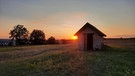 Herbstsonnenuntergänge, wunderbar anzuschauen, wie hier in der Flur bei Priesendorf mit Kirschenhäuschen. | Bild: Christine Roemer, Priesendorf, 22.09.2024