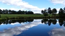 Das Weiß-Blau des Himmels spiegelt sich wunderbar in einem Teich bei Beerhof im Fichtelgebirge. | Bild: Erich Kraus, Weidenbach, 30.09.2024