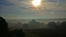 Nebelfelder mit einer Herbststimmung sind nach Sonnenaufgang zwischen den Feldern noch vorhanden, die eine beinahe malerische Stimmung verbreiten. | Bild: Wilfried Wagner, Erlangen, 30.09.2024