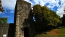 Freundliches Herbstwetter im Innenhof der Burgruine Salzburg mit Sonnenuhr am Torturm oberhalb Bad Neustadt. | Bild: Horst Bertzky, Bad Kissingen, 02.10.2024