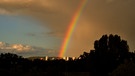 Nur für einen kurzen Augenblick bildete sich ein farbintensiver und zugleich schön anzuschauender Regenbogen über dem Schornstein der Erlanger Stadtwerke. | Bild: Wilfried Wagner, Erlangen, 02.10.2024