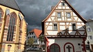 Dunkle Wolken kamen auf uns zu bei unserer Stadtbesichtigung in Karlstadt am Main. | Bild: Bettina Full, Egenhausen, 04.10.2024