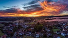 Der Himmel brennt - Sonnenaufgang heute über Trieb ein Panorama. | Bild: Karl-Heinz Stöckert, Lichtenfels, 08.10.2024