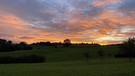 Die Ortschaft Neuhof wird durch die aufgehende Sonne in goldenes Licht gesetzt. | Bild: Anja Stahl, Creußen, 08.10.2024