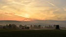 Ein magischer Herbstmorgen zwischen Neuhaus und Auerbach. Viele Wolken und Nebelfelder waren unterwegs, Dunst steigt auf.  | Bild: Gisela Lindemann, Neuhaus an Pegnitz, 15.10.2024