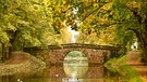 Die Steinerne Brücke am Ludwig-Main-Donau-Kanal in Nürnberg leuchtet in herbstlichen Farben. | Bild: Karin Schwammberger, Nürnberg, 15.10.2024