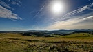 Goldene Oktobersonne über der Rhön. Auf der Wasserkuppe fotografiert, beide BR-Sendemaste im Hintergrund leicht zu erkennen. | Bild: Horst Bertzky, Bad Kissingen, 17.10.2024