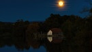 Der Supermond spiegelt sich in der Regnitz  im Baiersdorfer Stadtteil Wellerstadt. | Bild: Björn Hutzler, Möhrendorf, 18.10.2024