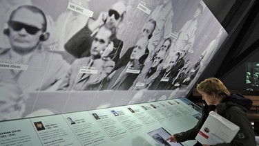 Eine Besucherin steht im "Memorium Nürnberger Prozesse" in Nürnberg | Bild: picture-alliance/dpa