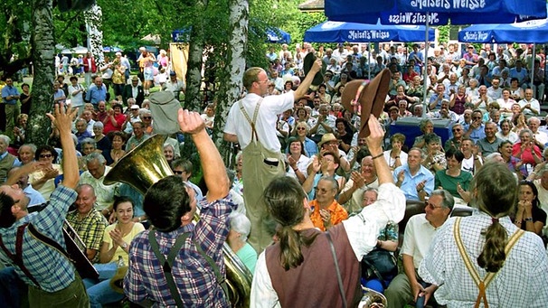 Feierstimmung auf dem Gelände des Studio Franken beim Sommer im Park | Bild: BR