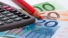 Geld und Rotstift | Bild: stock.adobe.com/pit24