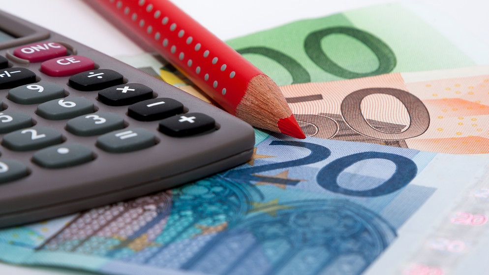 Geld und Rotstift | Bild: stock.adobe.com/pit24