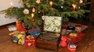 Geschenke unter dem Weihnachtsbaum | Bild: picture-alliance/dpa