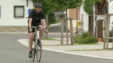 Fahrradfahrer auf Gehsteig. | Bild: BR Fernsehen