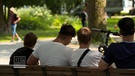 Jugendliche auf der Bank | Bild: Bayerischer Rundfunk 2023
