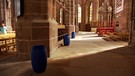 Blaue Wassertonnen im Innenraum der Lorenzkirche | Bild: Bayerischer Rundfunk 2023