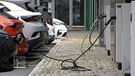 Ladekabel, die zu E-Autos führen | Bild: Bayerischer Rundfunk 2023