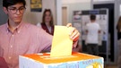 Jugendlicher wirft seinen Stimmzettel in eine Wahlurne bei der U-18-Wahl | Bild: Bayerischer Rundfunk 2023