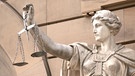 Statue der Justitia mit Waage und Schwert | Bild: Bayerischer Rundfunk 2023