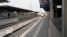 Zug in leerem Bahnhof | Bild: Bayerischer Rundfunk 2024