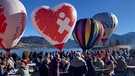 Bunte Ballons über Menschengruppe | Bild: Bayerischer Rundfunk 2024