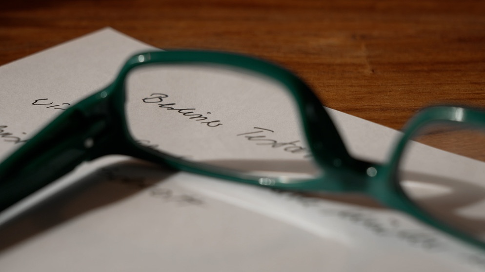 Eine Brille auf einem Papier | Bild: Bayerischer Rundfunk 2024