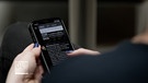 Ein Handy in der Hand | Bild: Bayerischer Rundfunk 2024