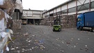 Ein Müllsortierband | Bild: Bayerischer Rundfunk 2024