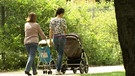 Zwei Frauen mit Kinderwägen | Bild: Bayerischer Rundfunk 2024