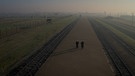 Zwei Männer auf breitem Weg in Auschwitz | Bild: Bayerischer Rundfunk 2024