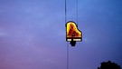 Ein beleuchteter Flügel mitsamt Spieler in der Luft | Bild: Bayerischer Rundfunk 2024