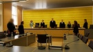 Drei Richter stehend in einem Gerichtssaal | Bild: Bayerischer Rundfunk 2024