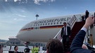 Bundeswirtschaftsminister Habeck steigt eine Flugzeugtreppe hinunter | Bild: Bayerischer Rundfunk 2024