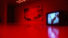 Schwarz-weiß-Fernseher in rotem Raum | Bild: Bayerischer Rundfunk 2024