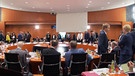 Ministerpräsidenten in einem Konferenzraum zusammen mit Kanzler Scholz | Bild: Bayerischer Rundfunk 2024