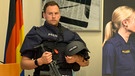 Ein Polizist | Bild: Bayerischer Rundfunk 2024